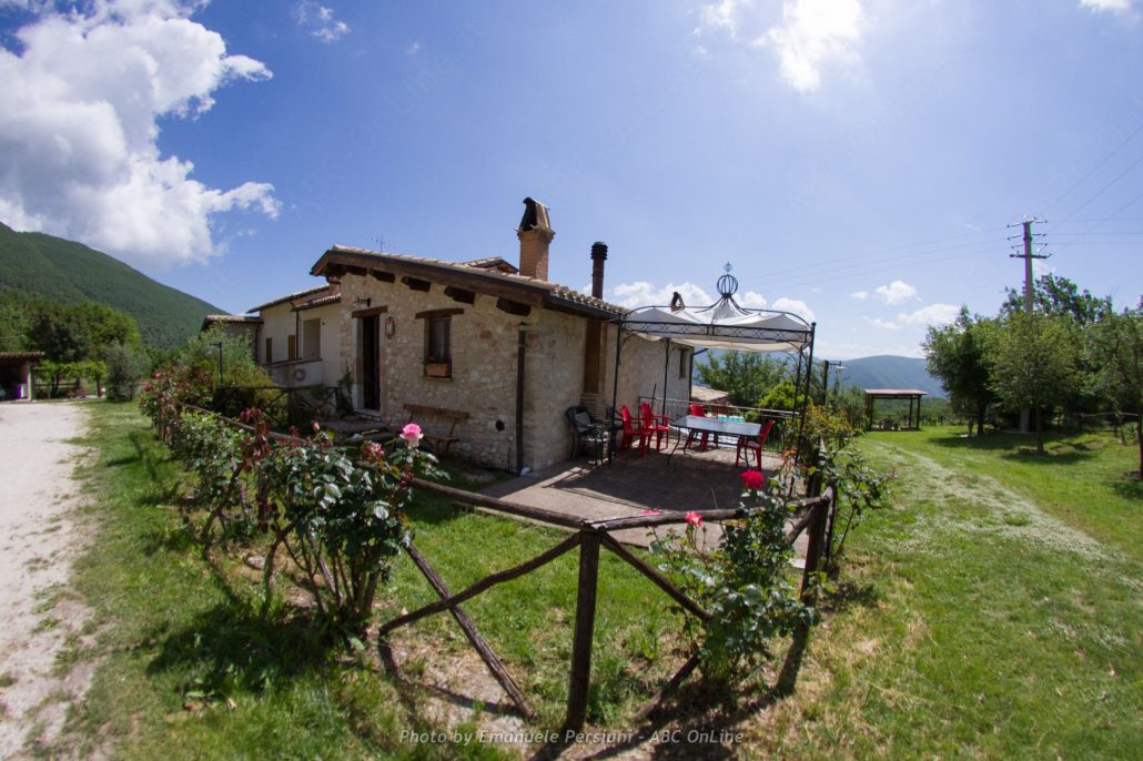 Esterno agriturismo verde baldacchino