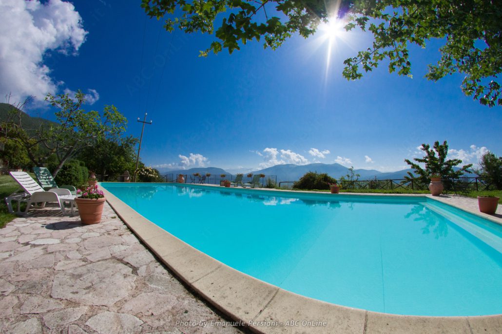 Piscina agriturismo panoramica vista bordo