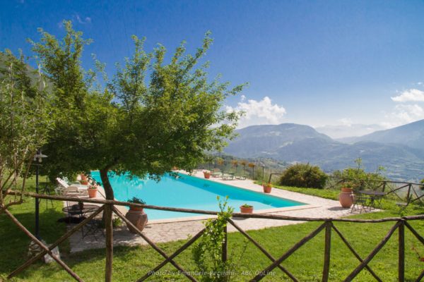 Piscina agriturismo vista con staccionata