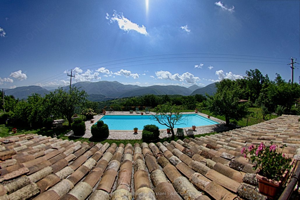 Piscina con vista tetto agriturismo santa serena